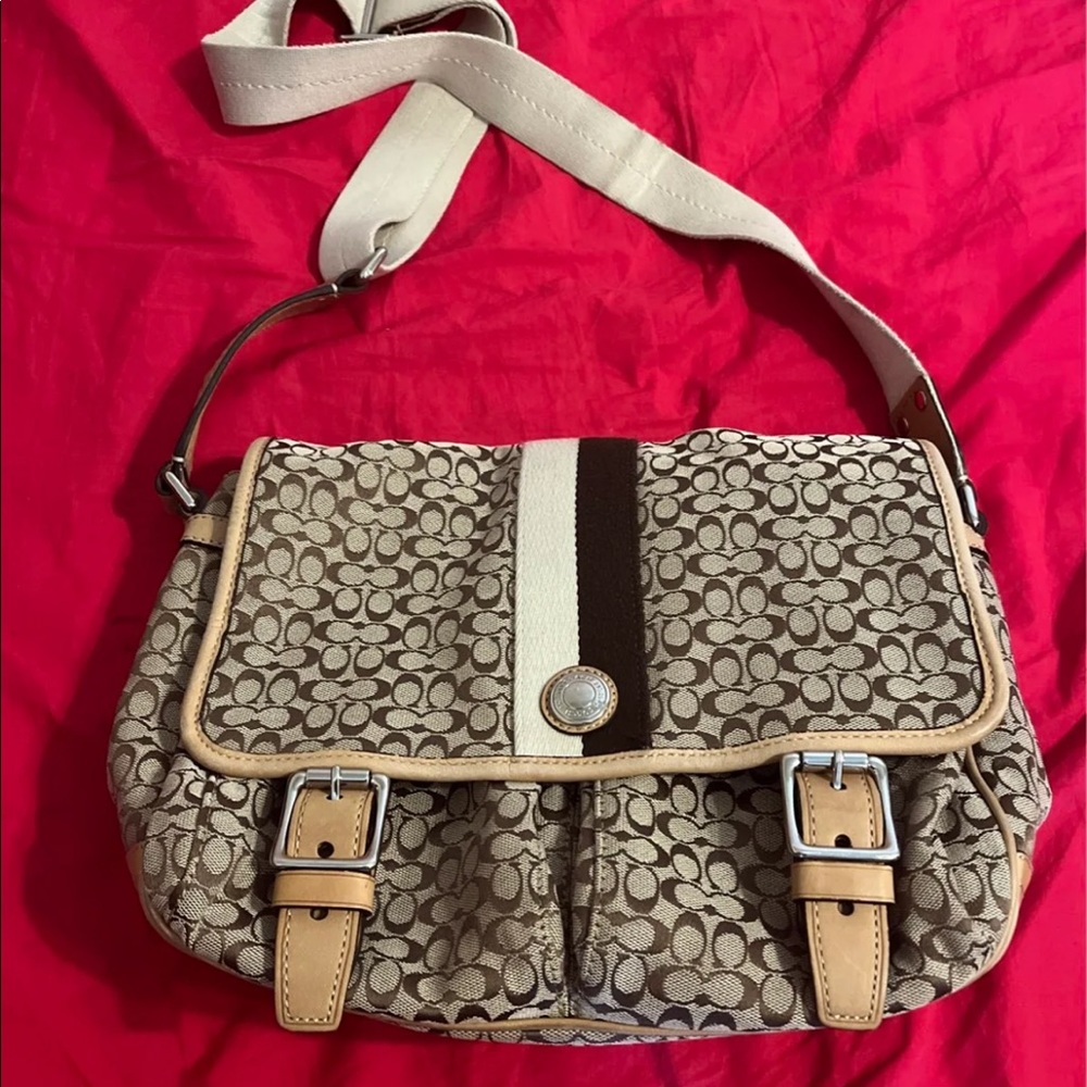 COACH SIGNATURE VOYAGER
KHAKI CROSS BODY MESSENGER